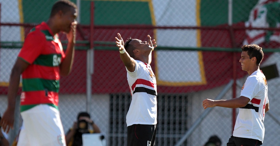 Fernandinho celebra gol na partida entre São Paulo x Portuguesa