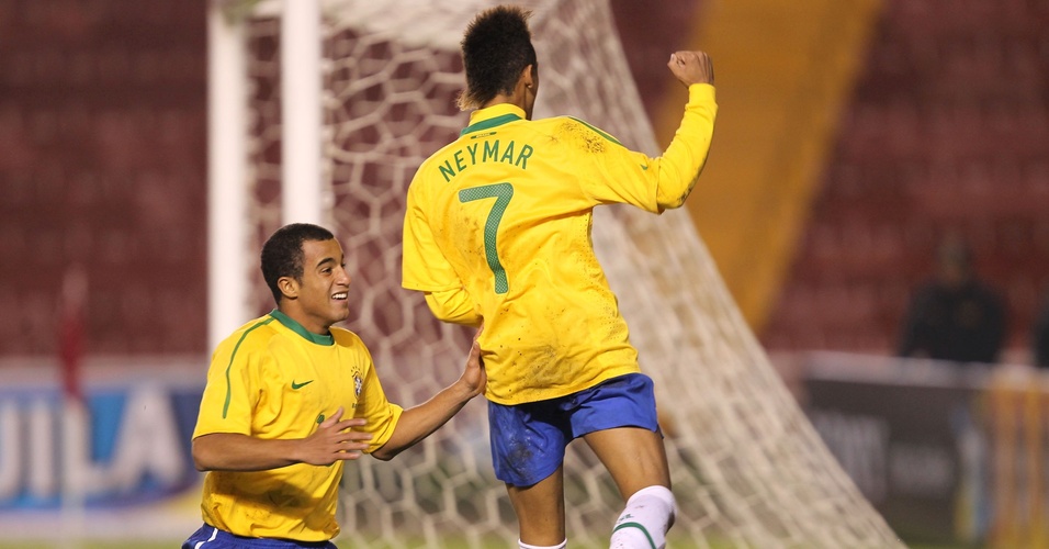 Lucas comemora com Neymar gol do brasil contra o Uruguai