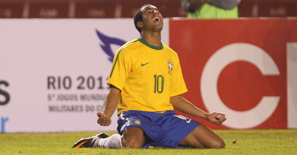 Lucas comemora gol do Brasil contra o Uruguai, na decisão do Sul-Americano