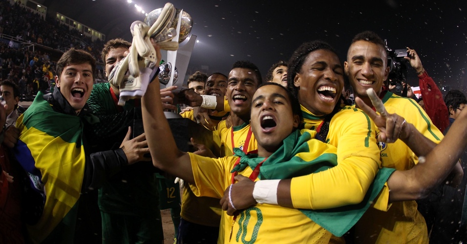 Lucas entre jogadores da seleção comemorando o título do Sul-Americano Sub-20