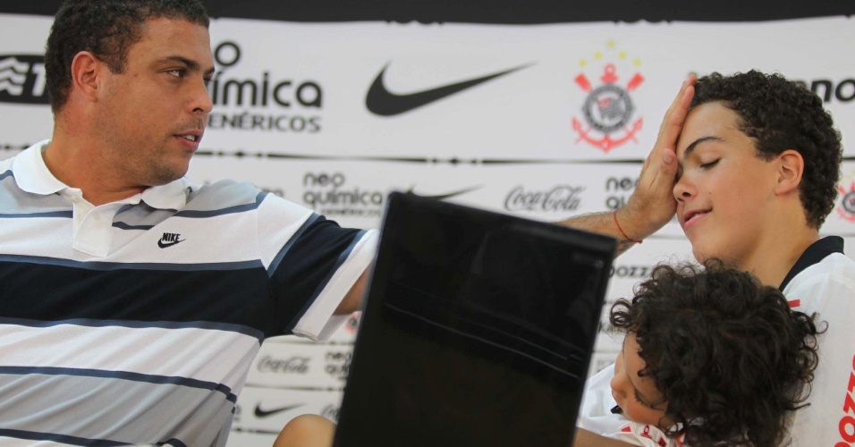 Ronaldo anuncia adeus do futebol em entrevista coletiva ao lado dos filhos