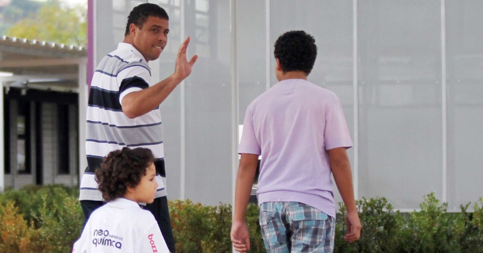 Ronaldo chega ao CT do Corinthians com os filhos para anunciar sua despedida