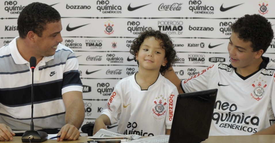 Ronaldo e seu filho Ronald brincam com o mais novo Alex durante entrevista
