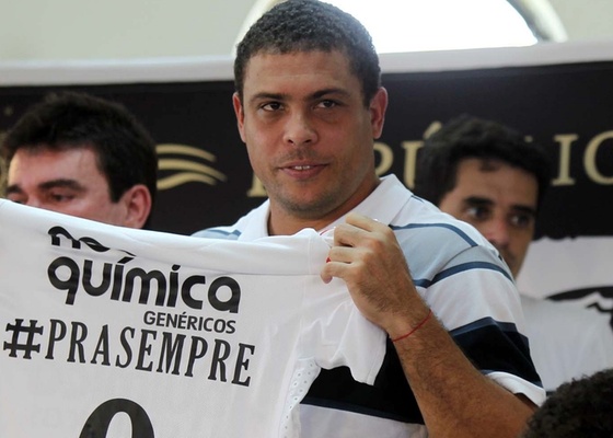 Ronaldo ganha camiseta especial de Andrs Sanchez ao anunciar a aposentadoria