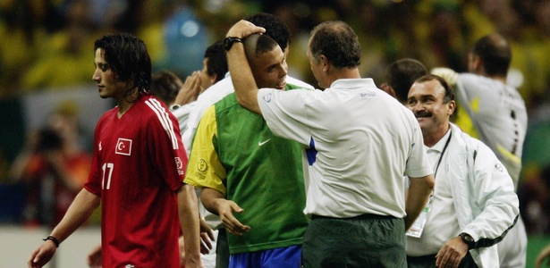 Técnico Felipão conversa com Ronaldo em jogo na Copa do Mundo de 2002