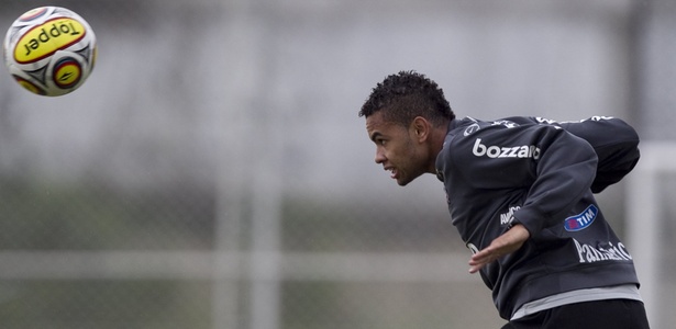 Dentinho treina com o Corinthians antes de enfrentar o Mogi Mirim pelo Paulistão - Fabio Braga/Folhapress