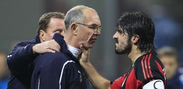 Gattuso, do Milan, segura membro da comissão técnica do Tottenham pelo pescoço