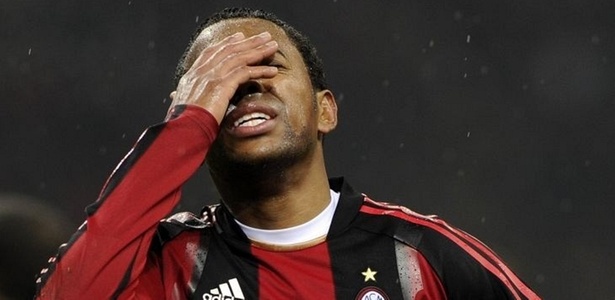 Robinho se lamenta após perder chance para o Milan contra o Tottenham