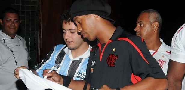 Em Maceió, Ronaldinho é o alvo dos torcedores do Fla e até rivais pedem autógrafos - Fla Imagem
