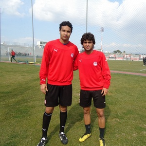 Dudu Cearense e o jovem Arthur Maia (d) durante treino no CT do Olympiakos, no mês de fevereiro; promessa passou por período de testes no clube - Roque Mendes / Vitória