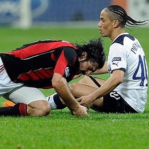 Gattuso soca o chão após fazer falta em jogador do Tottenham