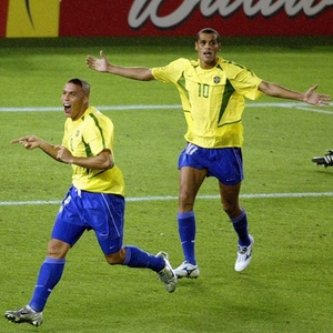 Estrelas Ronaldo e Rivaldo atuam juntos na final da Copa do Mundo de 2002 com a Alemanha - Arquivo/Reuters