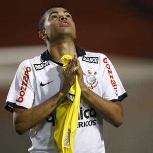 Dentinho afirmou em entrevista que não pensa em deixar o Corinthians neste momento e quer o título Paulista para apagar a decepção na Libertadores - Fabio Braga/Folhapress