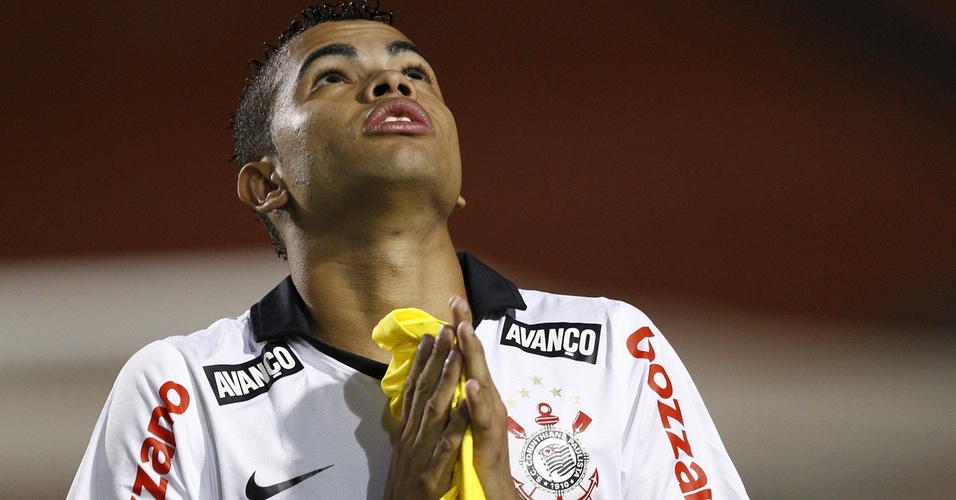 Dentinho volta ao time do Corinthians na partida contra o Mogi Mirim
