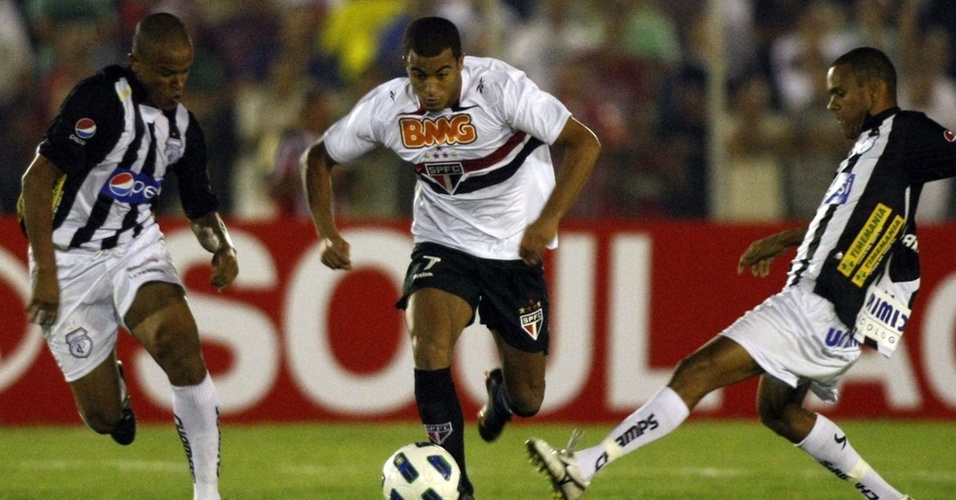 Lucas domina bola no jogo Treze x São Paulo