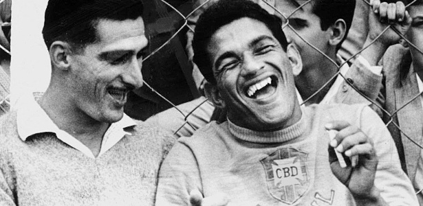 Garrincha se diverte durante treino da seleção na Copa do Mundo de 1962, no Chile - Folhapress