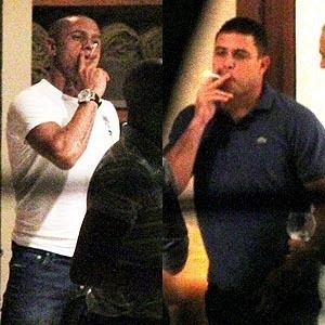 Roberto Carlos e Ronaldo são flagrados fumando em festa
