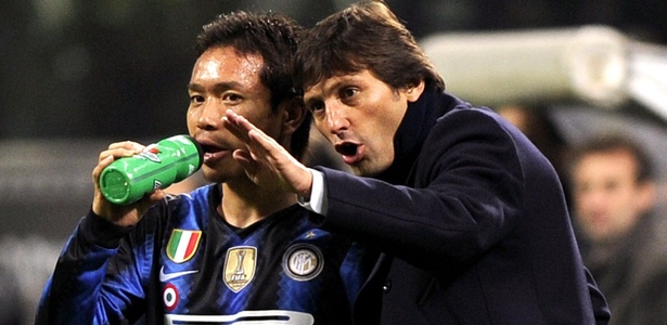 Leonardo dá instruções para Nagatomo durante vitória da Inter - AFP