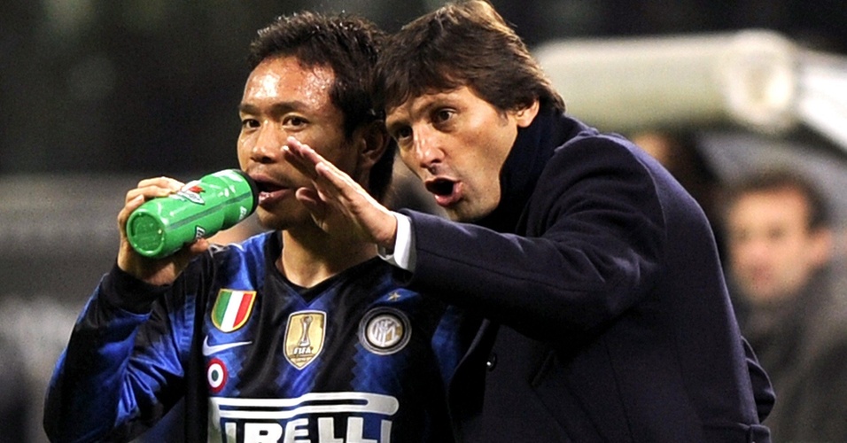 Leonardo dá instruções para Nagatomo durante vitória da Inter no Italiano