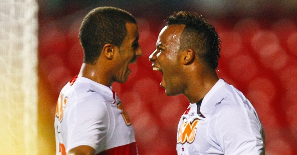 Lucas e Fernandinho comemoram gol do São Paulo na vitória sobre o Bragantino no Paulistão