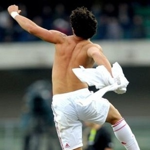 Alexandre Pato comemora após fazer o gol da vitória do Milan sobre o Chievo Verona