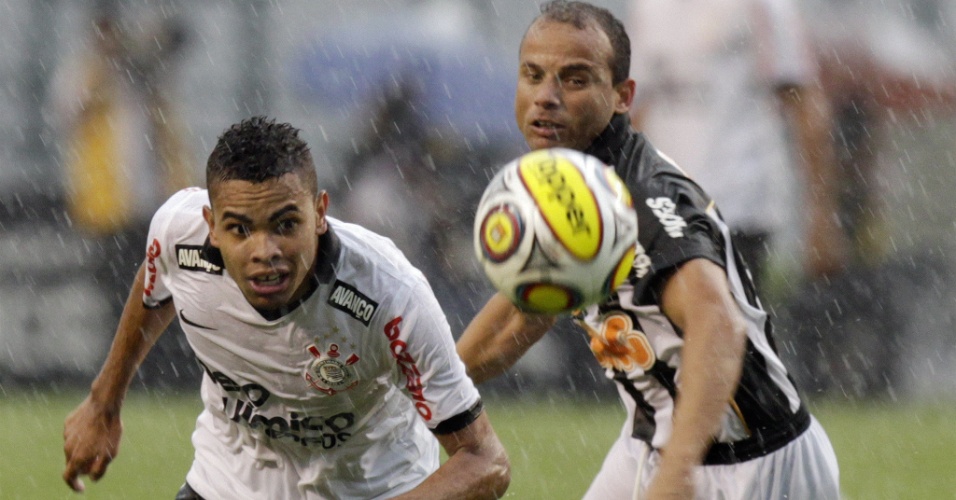 Dentinho e Leo disputam lance durante Corinthians x Santos