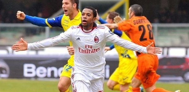 Jogadores do Chievo reclamam enquanto Robinho comemora gol do Milan