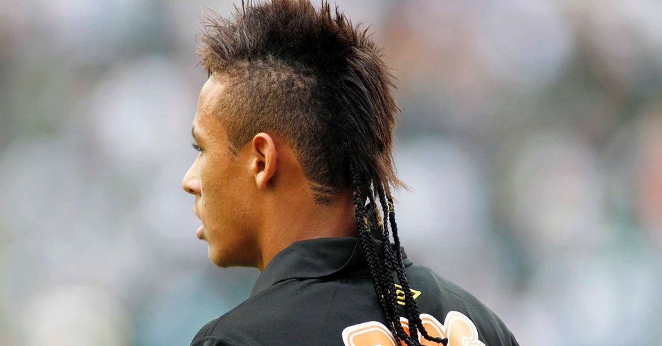 Neymar estreia novo corte de cabelo na derrota do Santos para o Corinthians