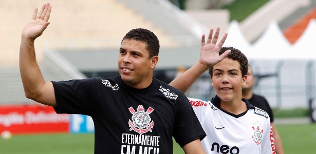 Ronaldo é homenageado no Pacaembu antes de ir para o Faustão - Nelson Almeida/UOL