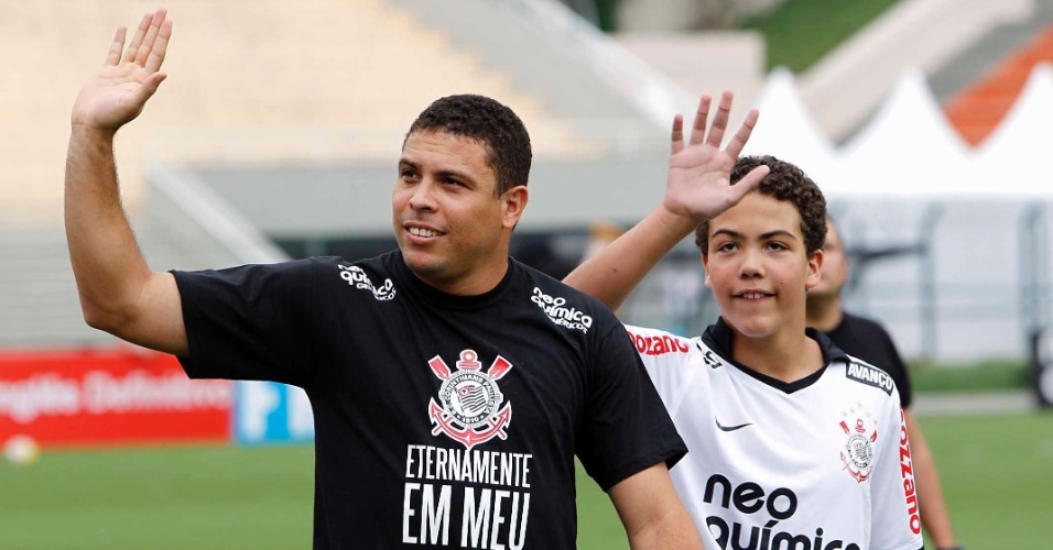Ronaldo, ao lado do filho Ronald, se despede da torcida do Corinthians no clássico com o Santos