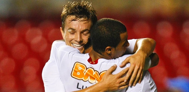 Dagoberto (e), Lucas (c) e Fernandinho comemoram gol do São Paulo no Paulistão - Daniel Marenco/Folhapress