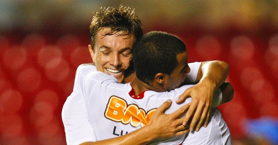Dagoberto (e), Lucas (c) e Fernandinho comemoram gol do São Paulo