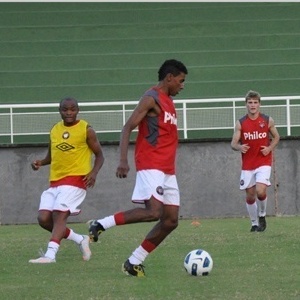 Kleberson participou de treinamento na cidade Rio Branco e começa jogando nesta quarta - Divulgação/Atlético-PR