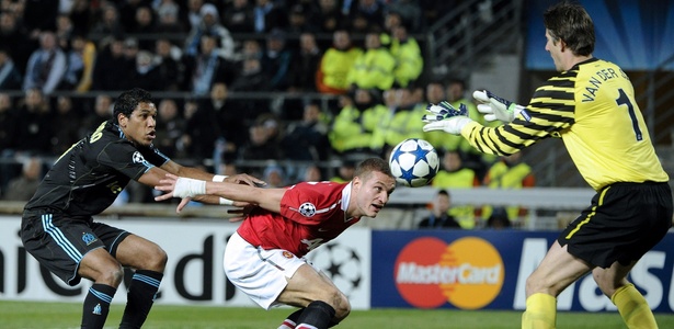 Brandão tenta jogada durante duelo entre o francês Olympique e o Manchester United - AFP