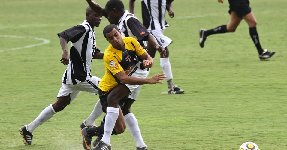 Lucas participa de jogo-treino contra o Santos angolano