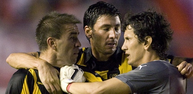 Jogadores do Peñarol e do Independiente se desentendem dentro de campo - Leo La Valle/EFE