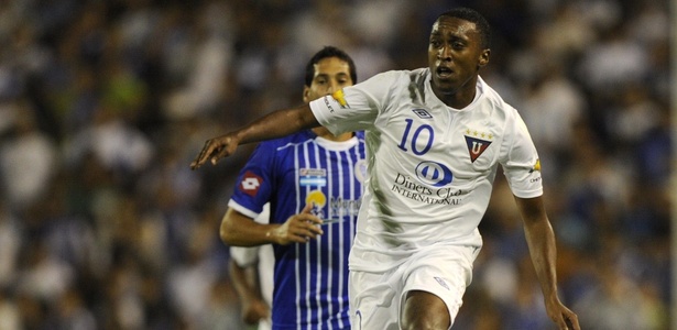 Atual jogador da LDU, Bolaños foi atingido durante uma tentativa de assalto - Juan Mabromata/AFP Photo