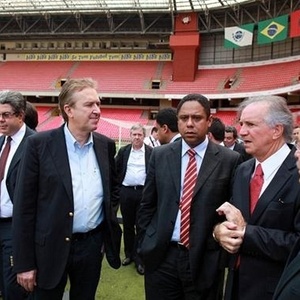 Ao lado do prefeito Luciano Ducci (esq.), ministro Orlando Silva visita a Arena da Baixada 
