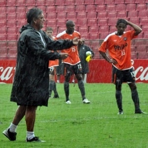 Debaixo de chuva forte, técnico Geninho comanda o primeiro treino no Atlético-PR, nesta sexta - Divulgação/Atlético-PR