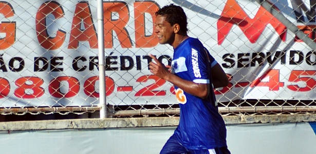 Wallyson comemora o primeiro gol do Cruzeiro, em jogo decidido por um gol contra - LEONARDO MORAIS/HOJE EM DIA/AE 