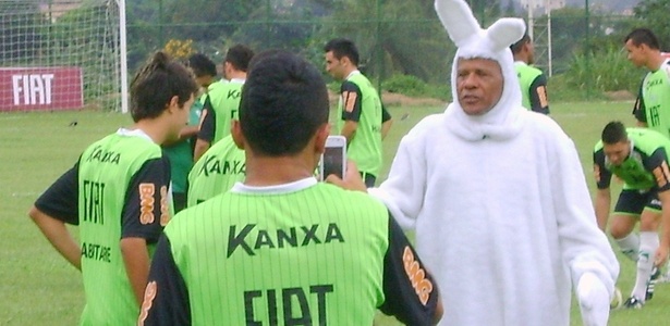 Vestido de coelho, Dadá paga aposta feita durante o programa Alterosa Esporte - Gustavo Andrade/UOL Esporte
