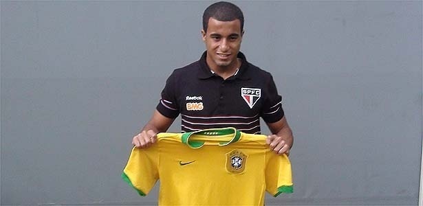 Lucas posa com uma camisa da seleção brasileira