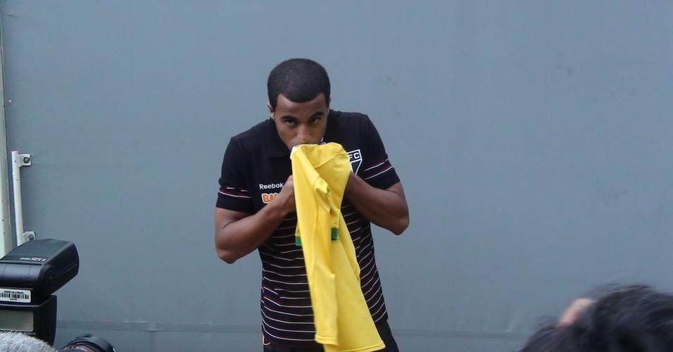Meia do São Paulo Lucas beija a camisa da seleção brasileira