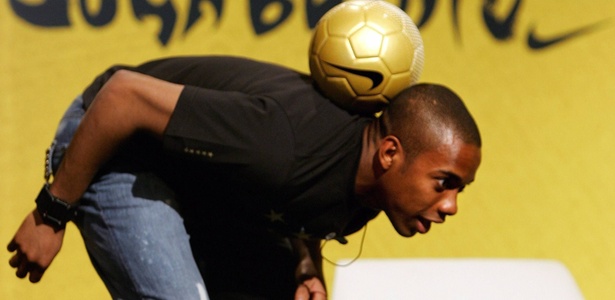 Robinho brinca com a bola durante participação de evento da Nike em 2006 - Alberto Gea/Reuters