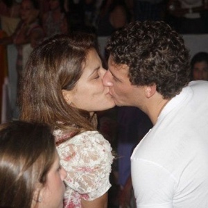 Elano beija a atriz Nívea Stelmann em evento no Carnaval do Rio de Janeiro (5/3/2011)