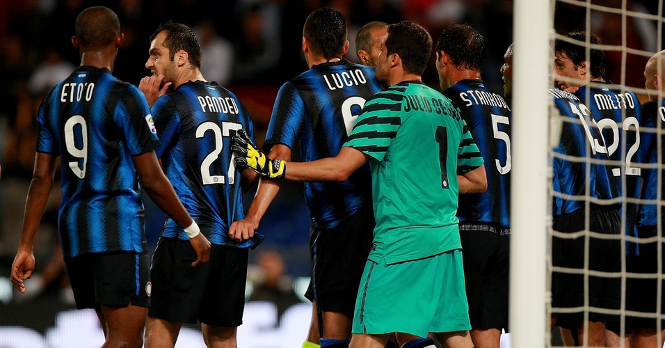 Julio Cesar organiza defesa da Inter de Milão em jogo do Campeonato Italiano