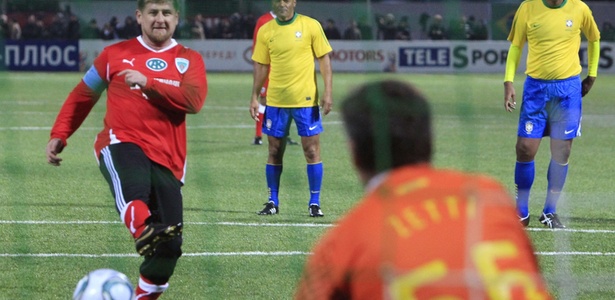 Líder tchetcheno Ramzan Kadyrov bate pênalti contra o brasileiro Zetti em amistoso - REUTERS/Sergei Karpukhin