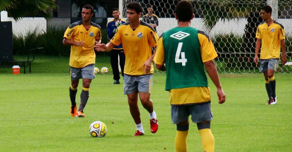 Ganso durante jogo-treino no Santos