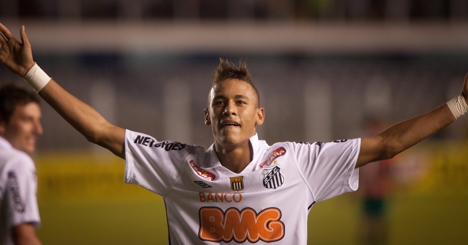 Neymar comemora gol contra a Portuguesa