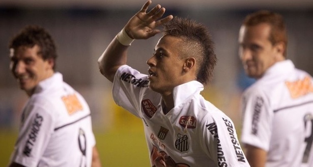 Neymar comemora gol pelo Santos contra a Portuguesa enquanto é observado pelos colegas Elano e Zé Eduardo